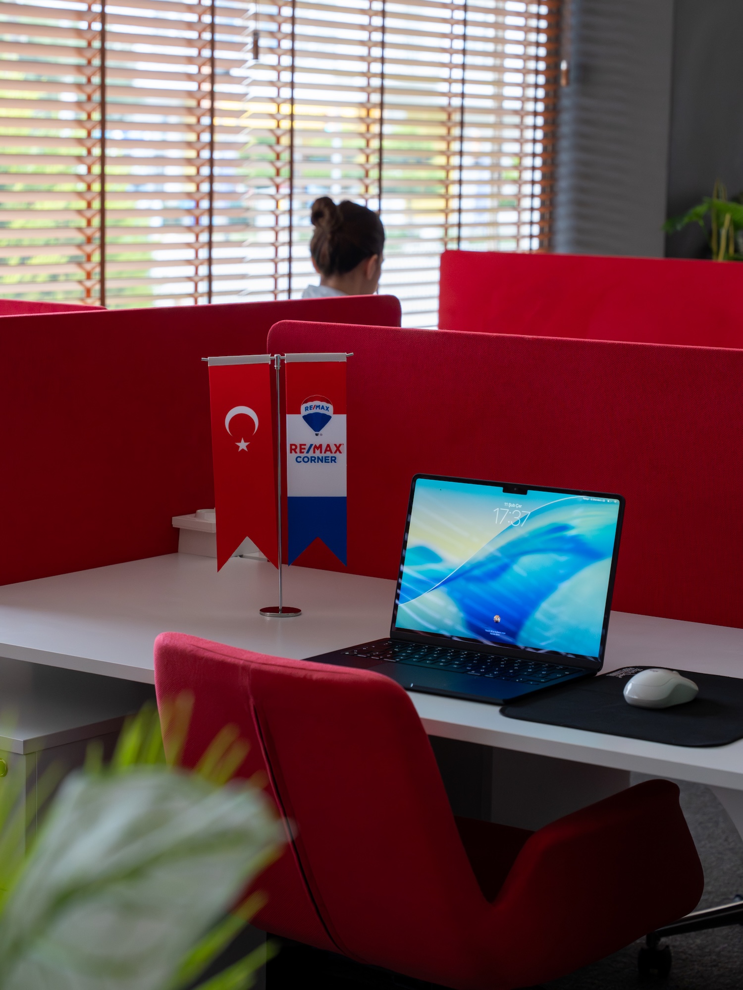 Remax Corner Hero